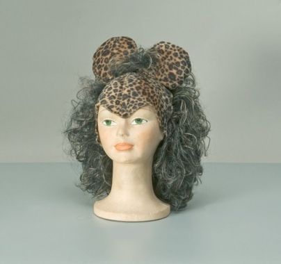 Čepička s vlasy Leopard